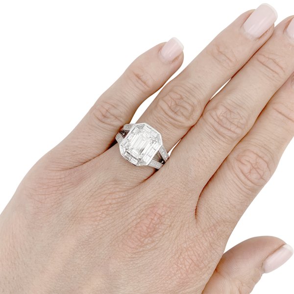 Bague diamant taille émeraude entourage diamants baguettes platine