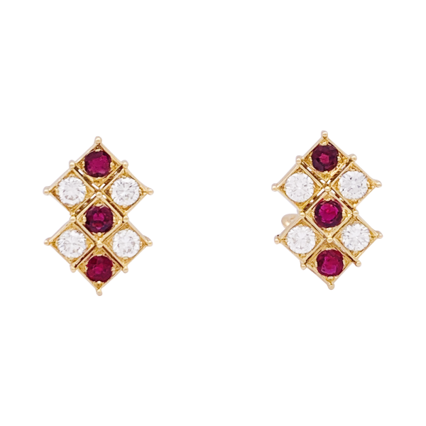 Boucles d'oreilles Chaumet, or jaune, rubis, diamants.