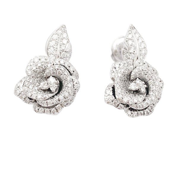 Boucles d'oreilles Dior "Bagatelle" or blanc, diamants.