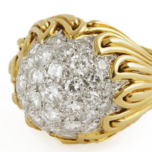 Une bague Van Cleef et Arpels en or et dome de platine serti de ...