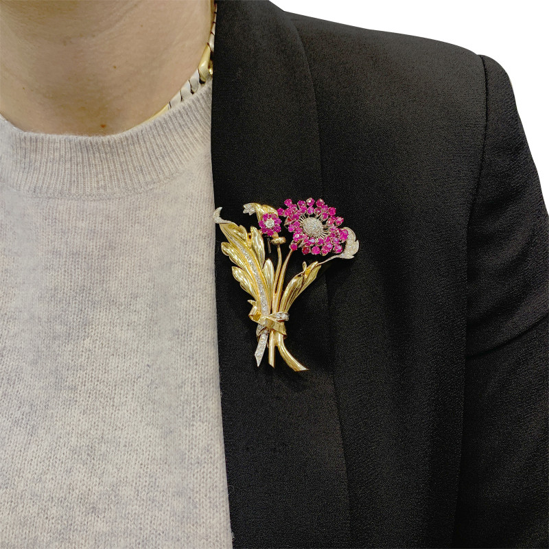 Broche "Fleurs" or, diamants, saphirs roses.