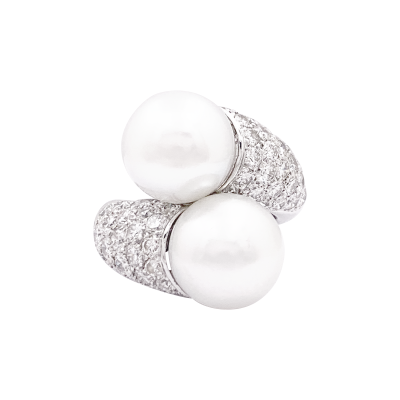 Bague "Toi & Moi" or blanc, diamants, perles.