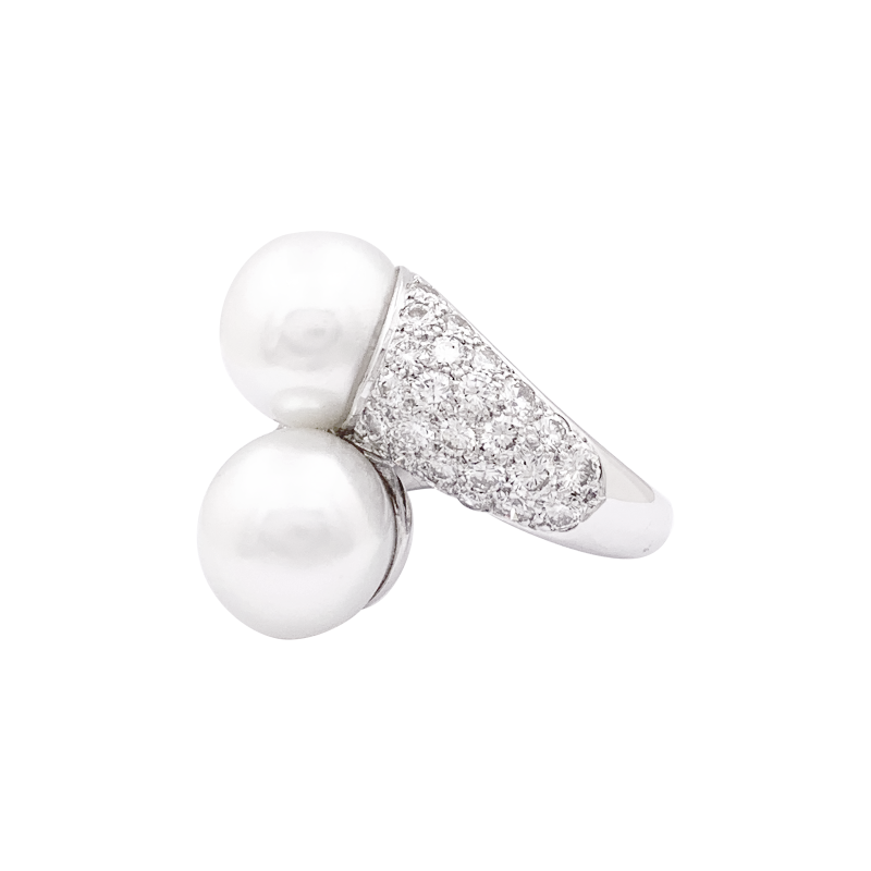 Bague "Toi & Moi" or blanc, diamants, perles.