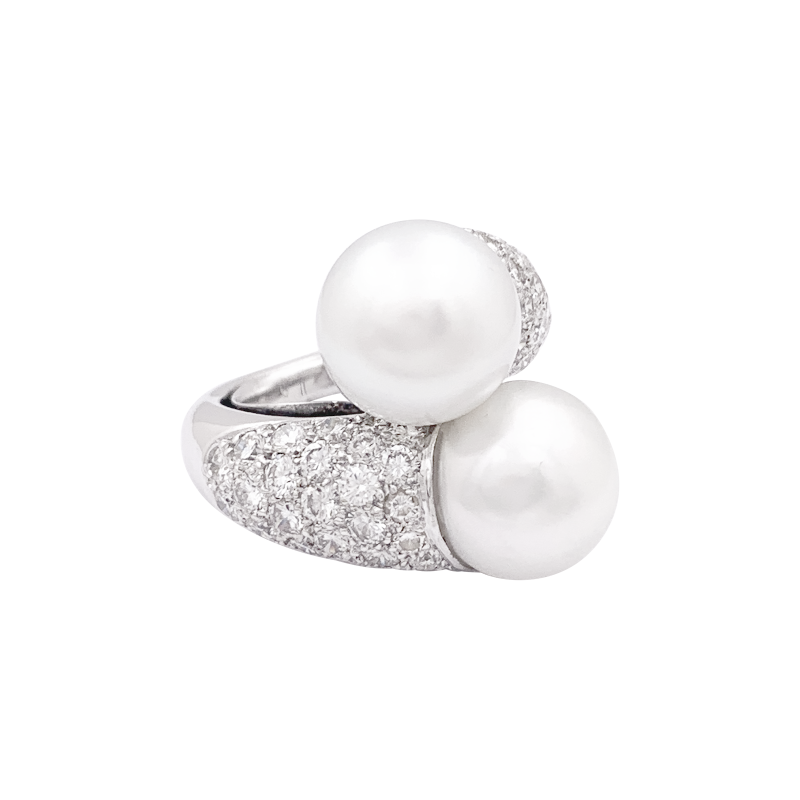 Bague "Toi & Moi" or blanc, diamants, perles.