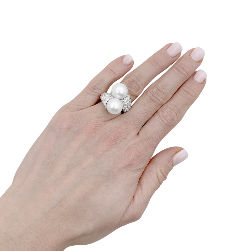 Bague "Toi & Moi" or blanc, diamants, perles.