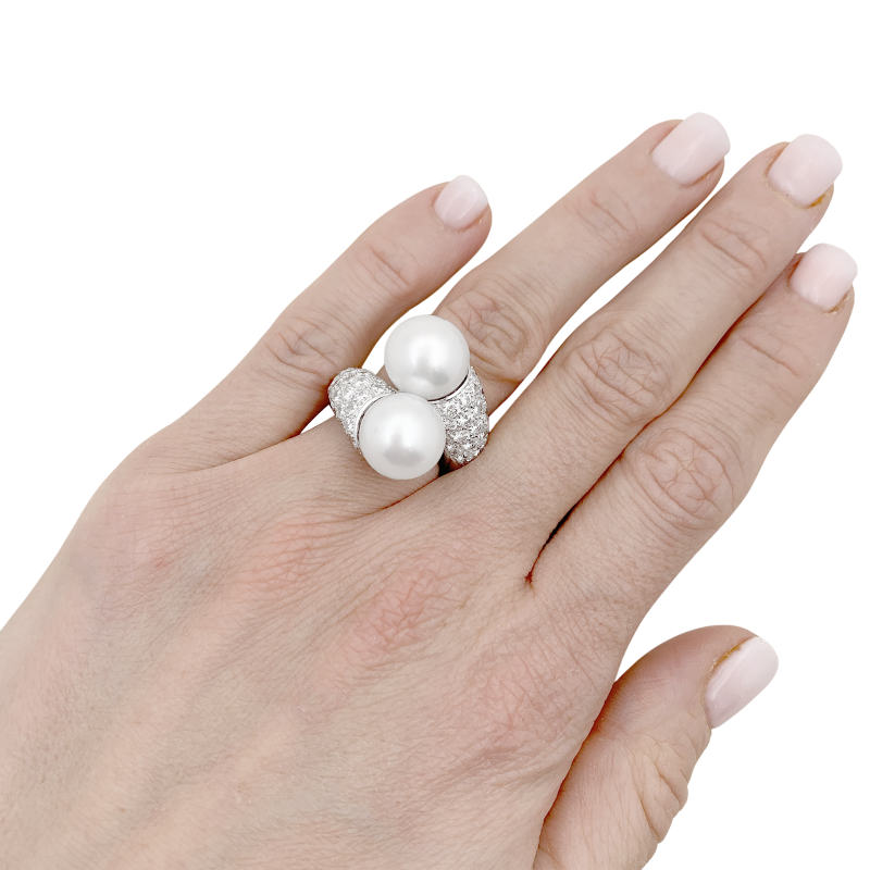 Bague "Toi & Moi" or blanc, diamants, perles.