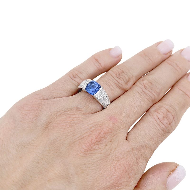 Boucheron white gold, sapphire and diamonds ring.