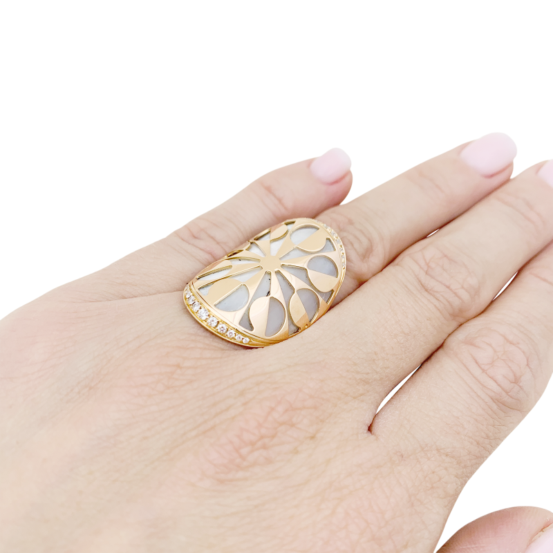 Bague Bulgari "Intarsio" or rose, nacre, diamants.