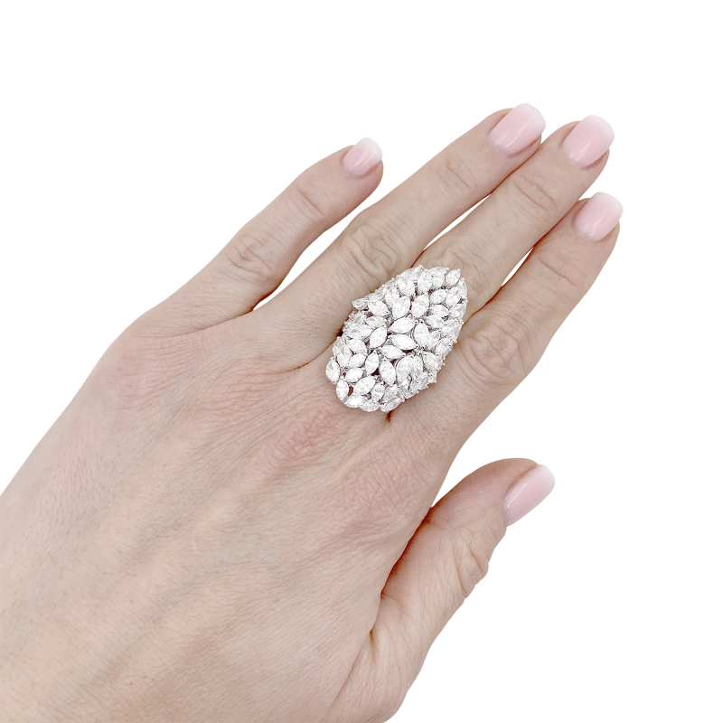 Bague Messika, diamants navette, or blanc.