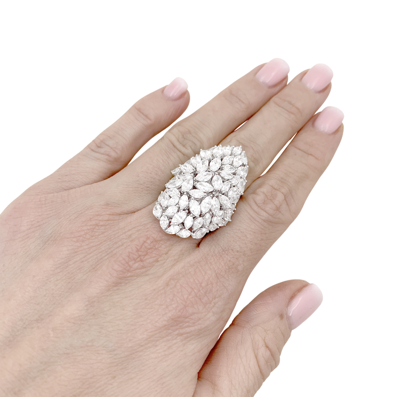 Bague Messika, diamants navette, or blanc.