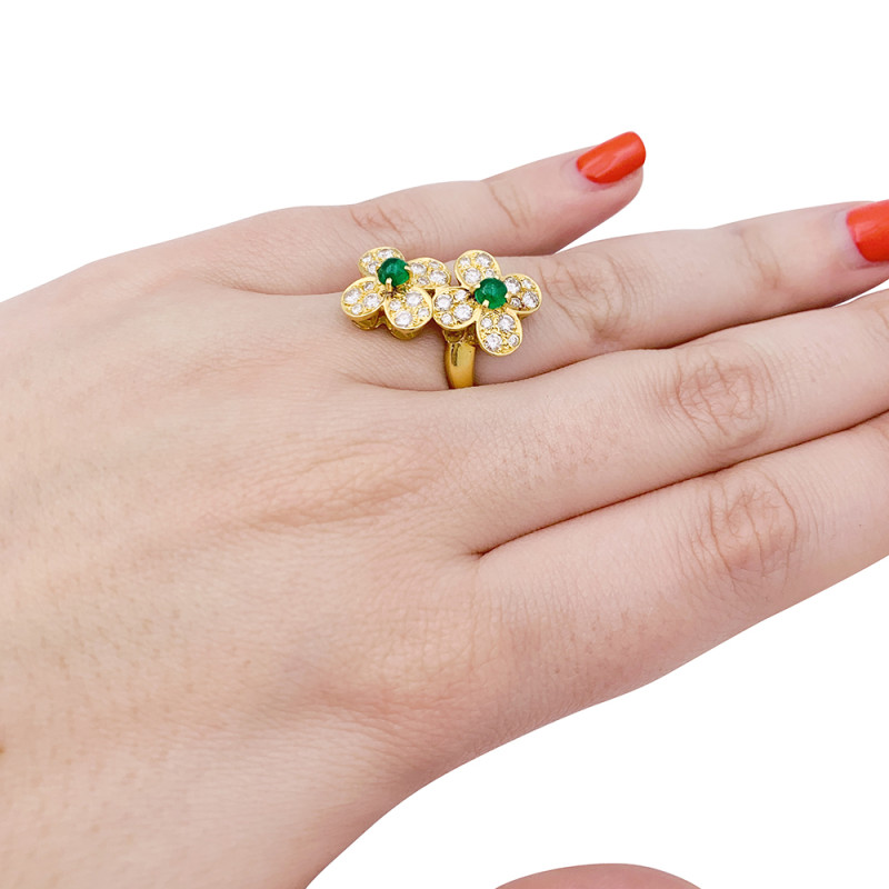 Bague Van Cleef & Arpels, "Fleurette", en or jaune, diamants et émeraudes.