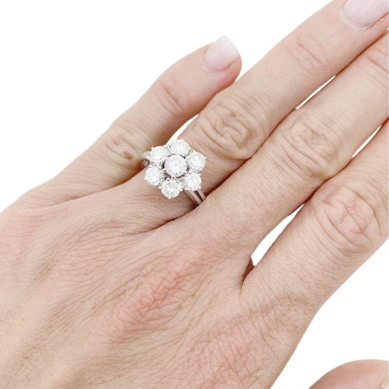 Bague marguerite or blanc, diamants.