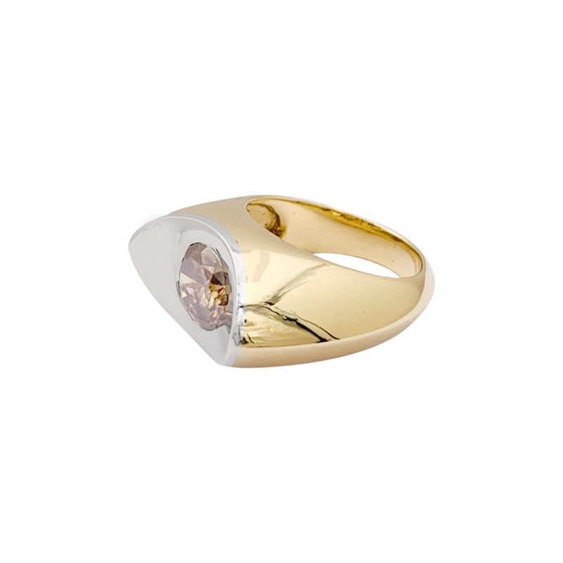 Bague moderniste or, diamant brun.