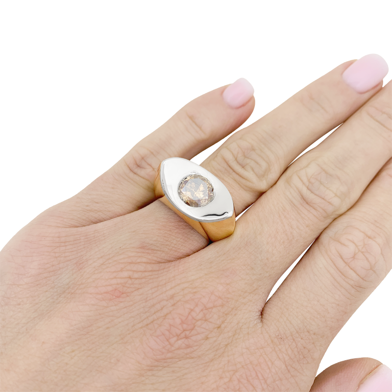 Bague moderniste or, diamant brun.