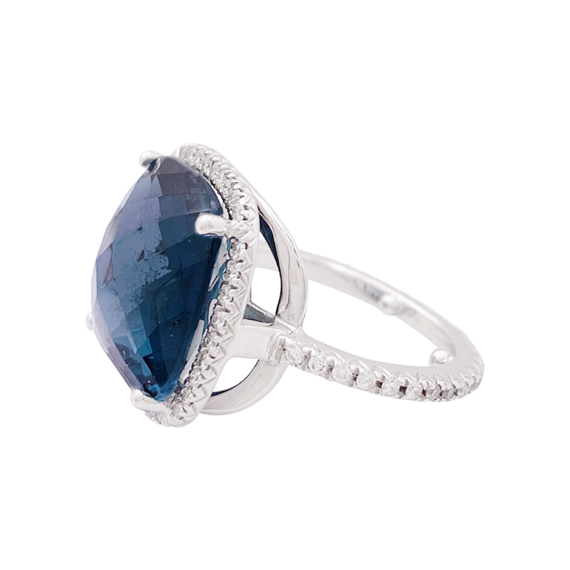 Bague or, topaze bleue, diamants.