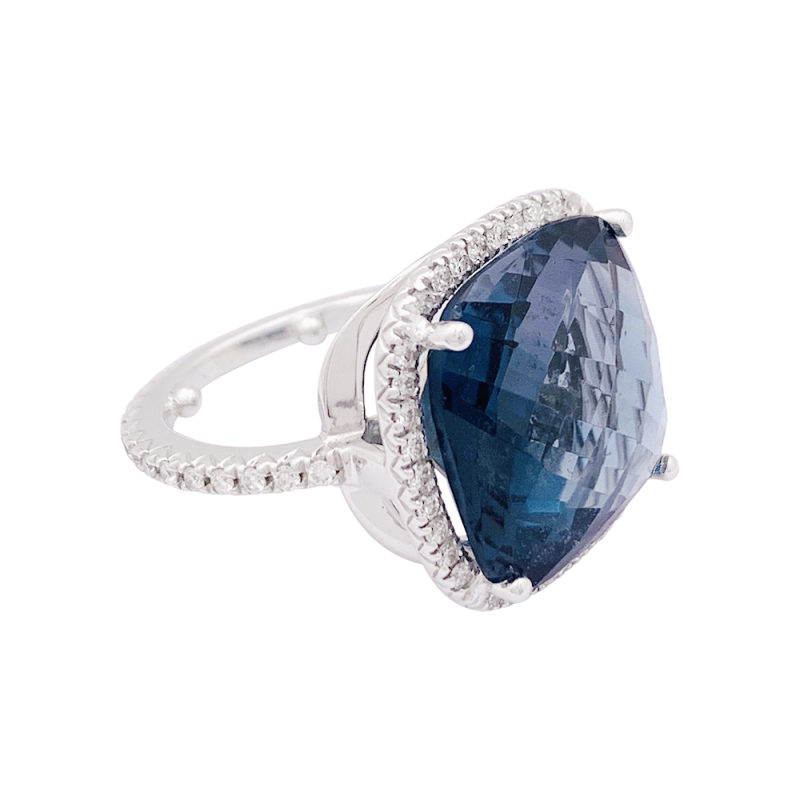 Bague or, topaze bleue, diamants.