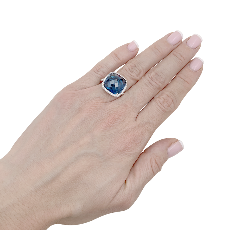 Bague or, topaze bleue, diamants.