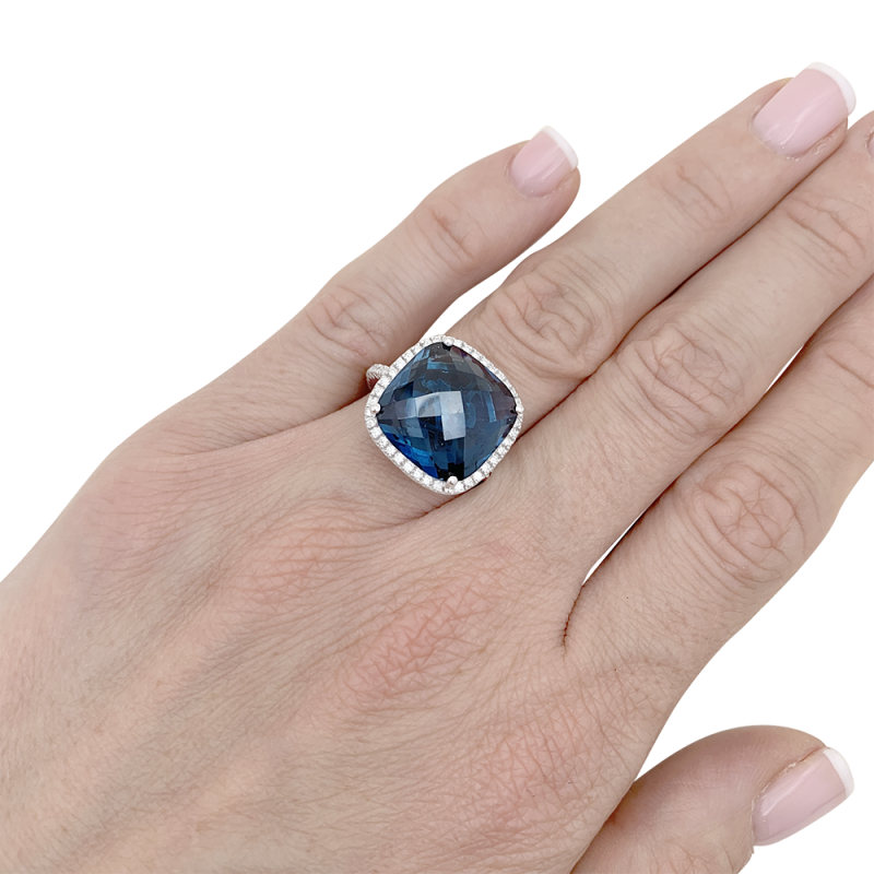 Bague or, topaze bleue, diamants.