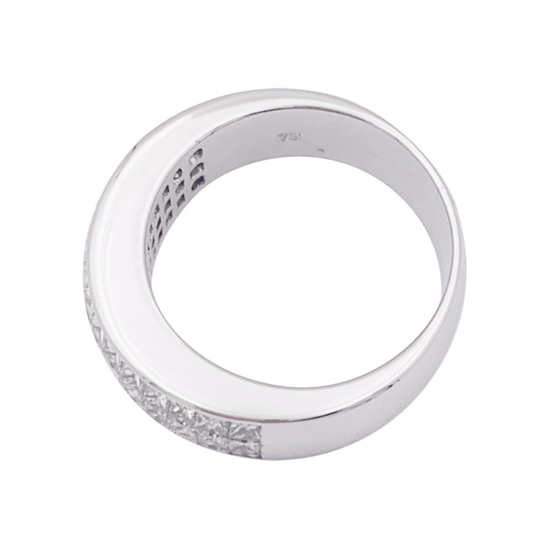 Bague pavage or blanc, diamants princesse.