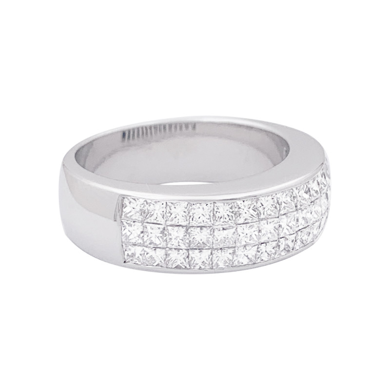 Bague pavage or blanc, diamants princesse.