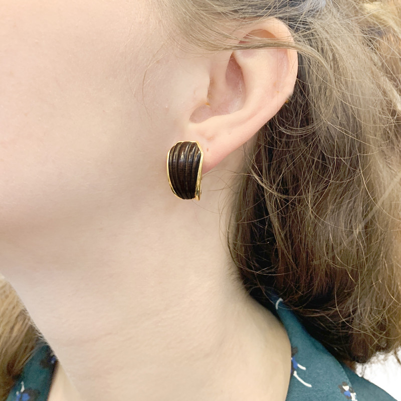 Boucles d'oreille Boucheron vintage or jaune, bois.