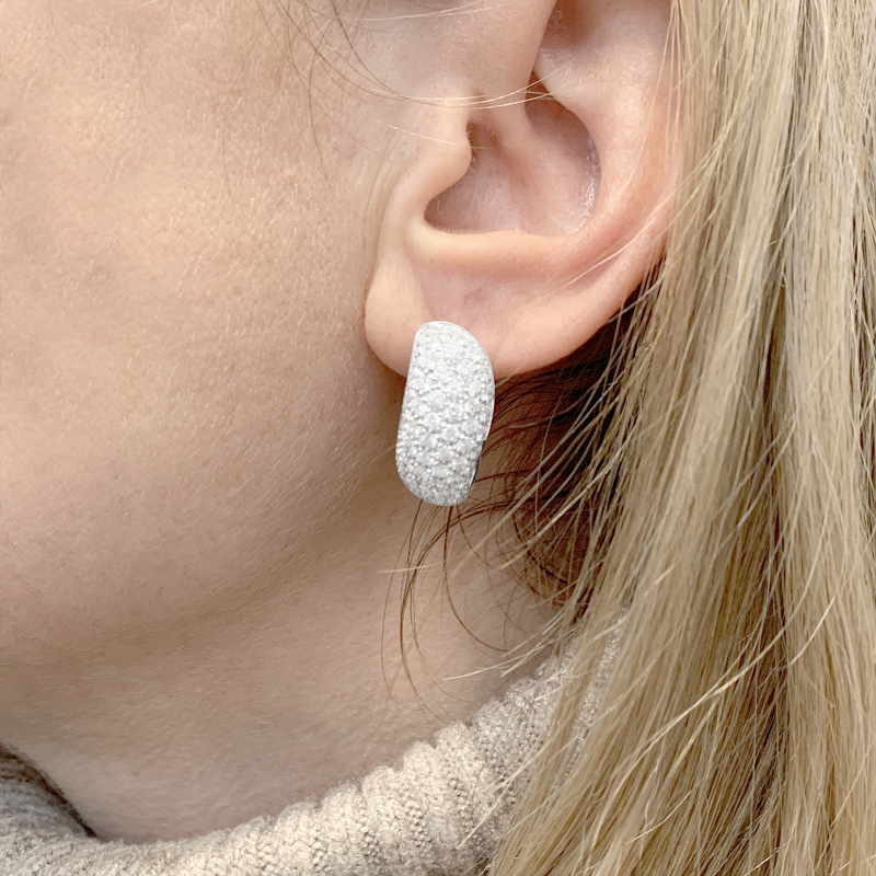 Boucles d'oreilles Chaumet, "Hommage à Venise", or blanc, diamants.