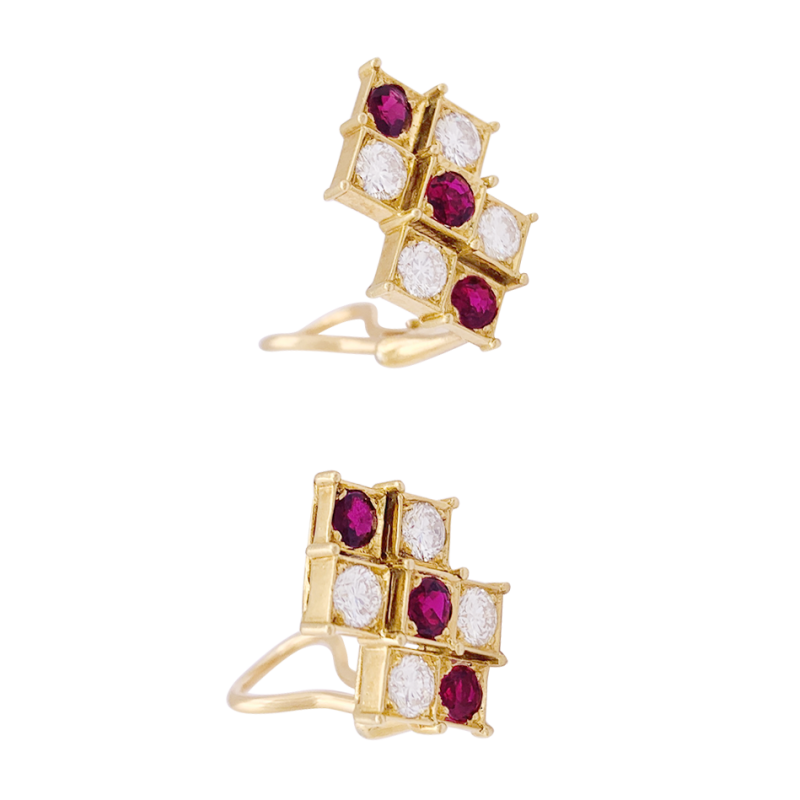 Boucles d'oreilles Chaumet, or jaune, rubis, diamants.