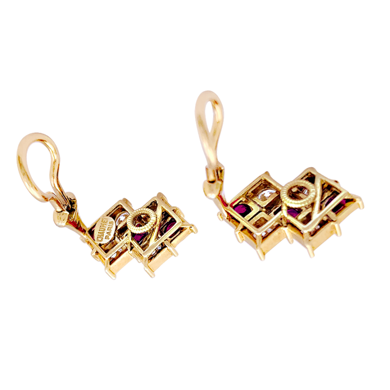 Boucles d'oreilles Chaumet, or jaune, rubis, diamants.