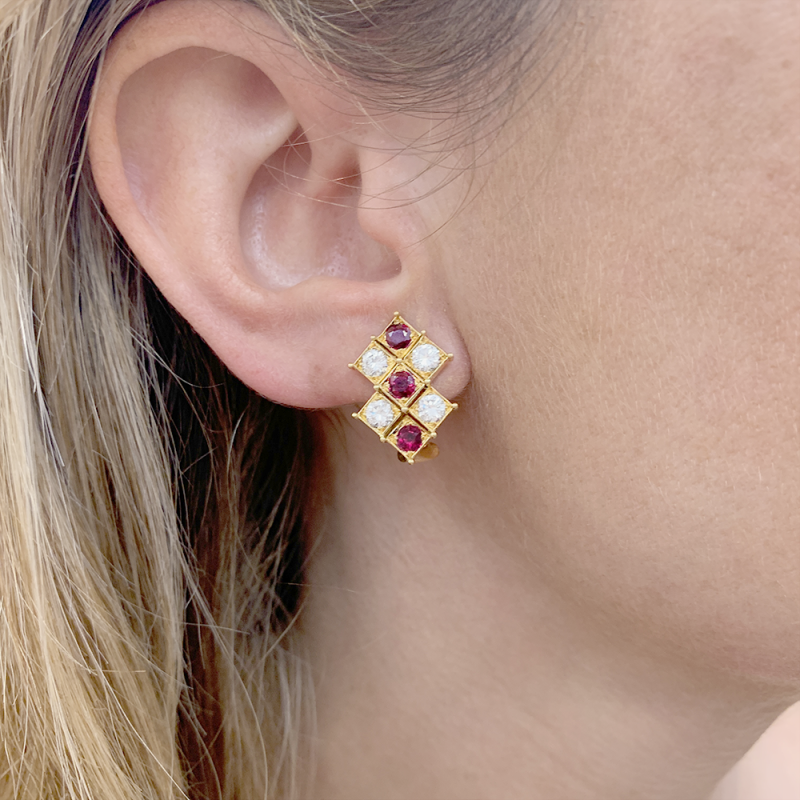 Boucles d'oreilles Chaumet, or jaune, rubis, diamants.