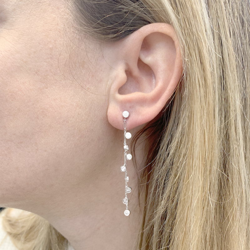 Boucles d'oreilles Dior "Baby diamants", or blanc et diamants.