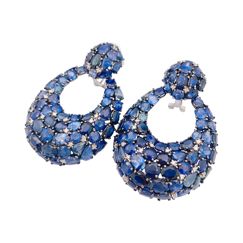 Boucles d'oreilles or blanc noirci, pavage saphirs et diamants.