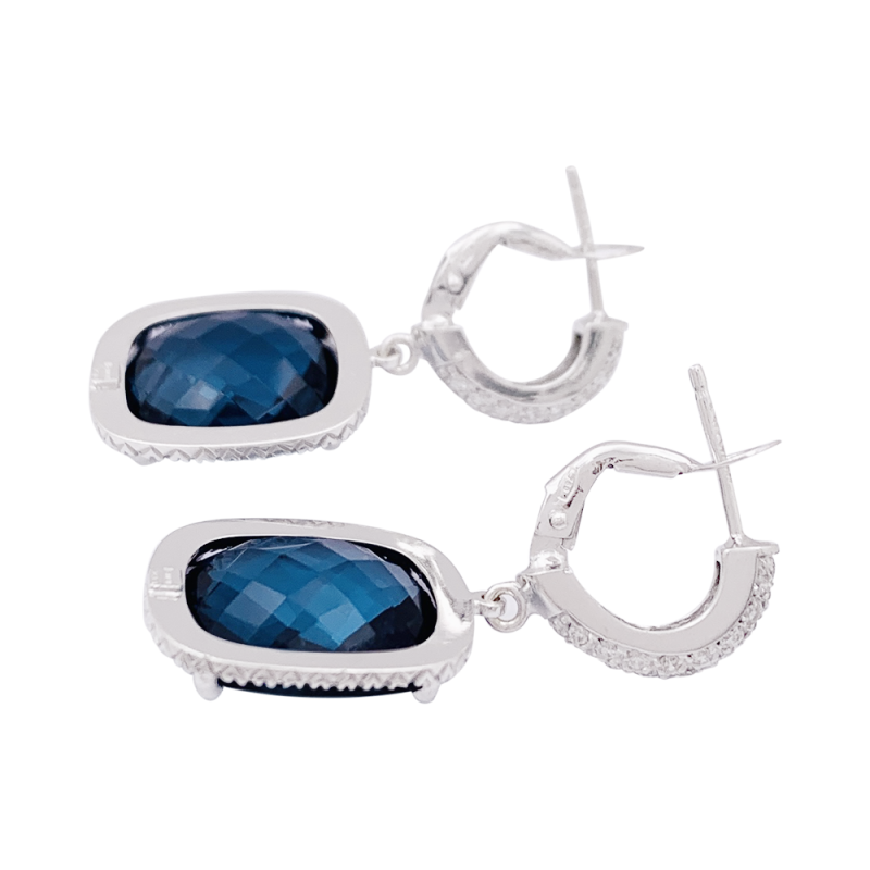 Boucles d'oreilles or, topaze bleue, diamants.