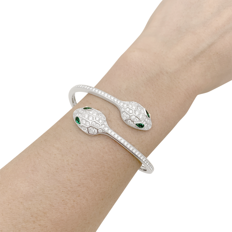 Bracelet Bulgari "Serpenti Seduttori" or blanc, diamants, émeraudes.