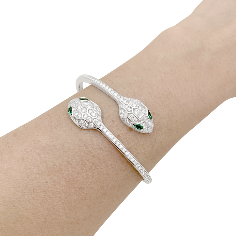 Bracelet Bulgari "Serpenti Seduttori" or blanc, diamants, émeraudes.