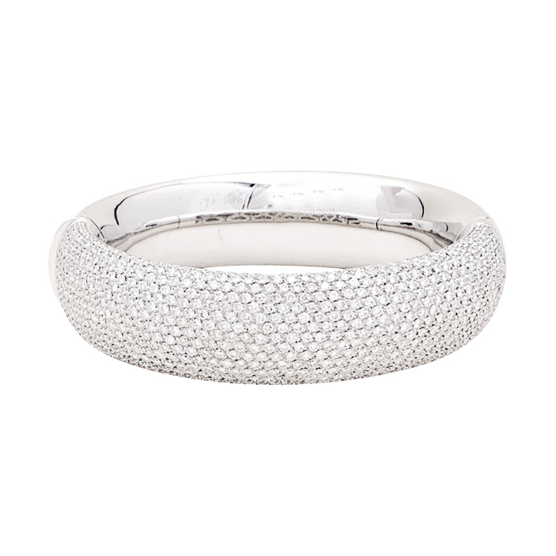 Bracelet jonc en or blanc, pavage diamants.