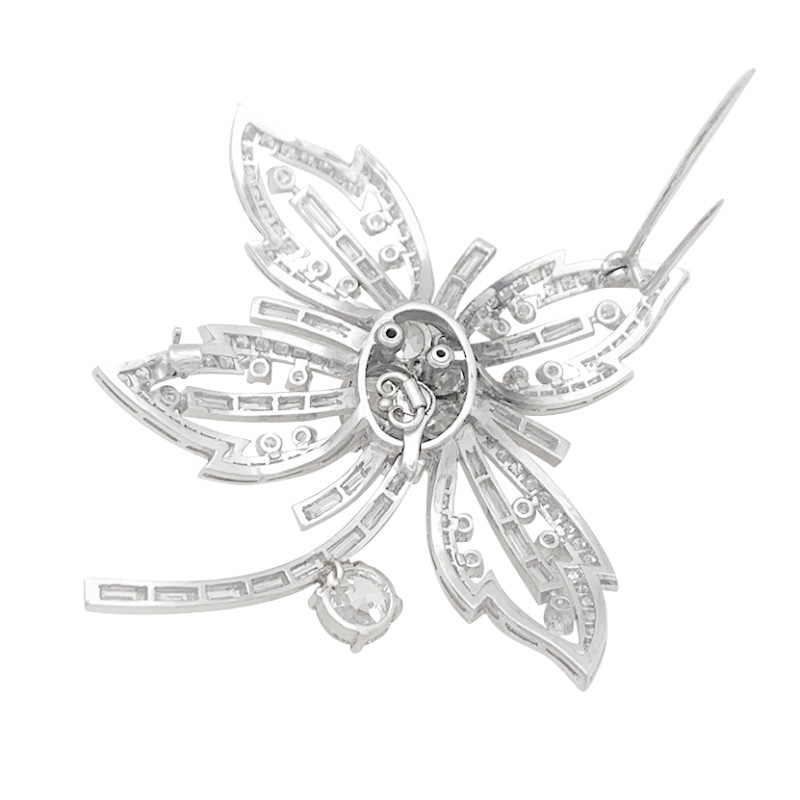 Broche "Fleur" platine, or blanc, diamants.