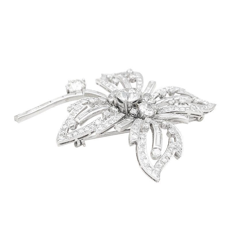 Broche "Fleur" platine, or blanc, diamants.