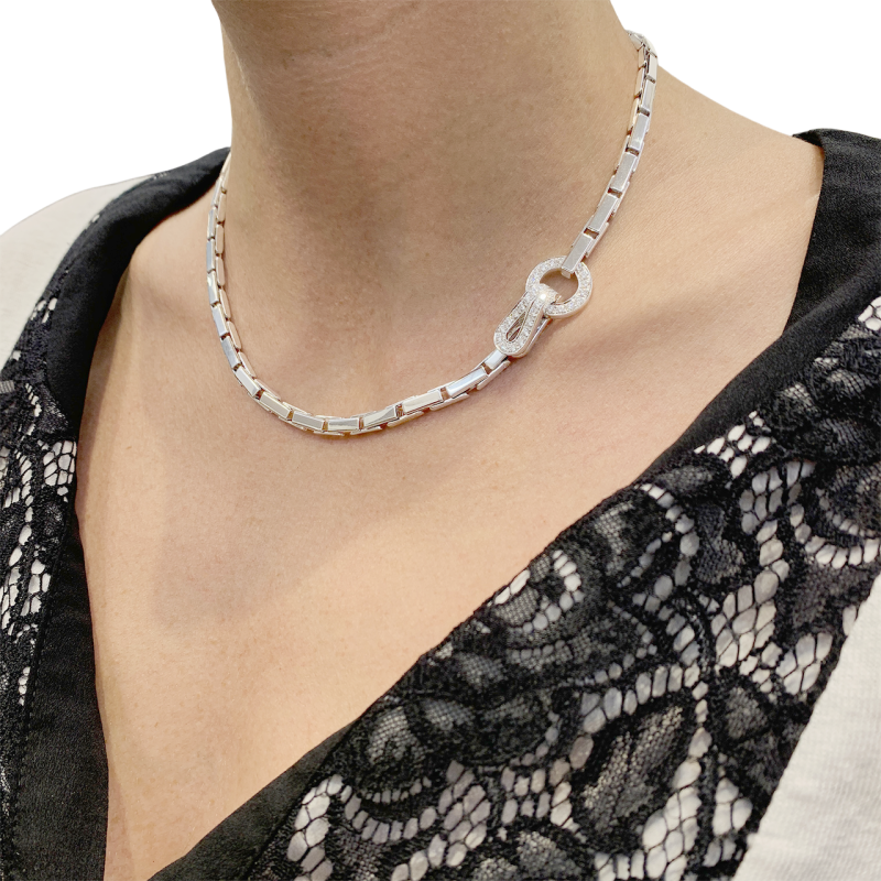 Collier Cartier "Agrafe" en or blanc et diamants.