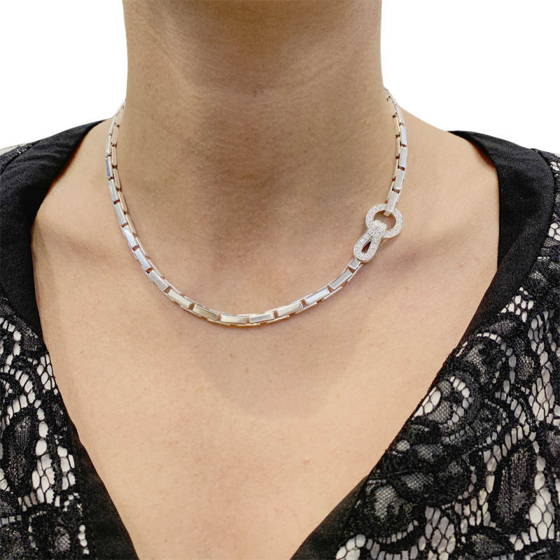 Collier Cartier "Agrafe" en or blanc et diamants.