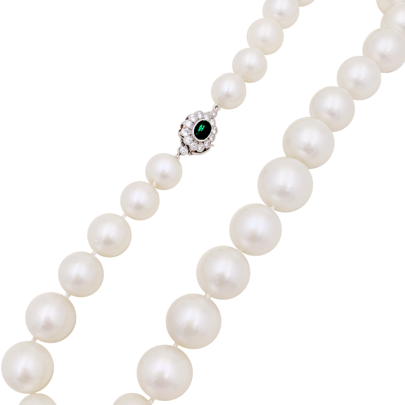 Collier de perles, or blanc et diamants.