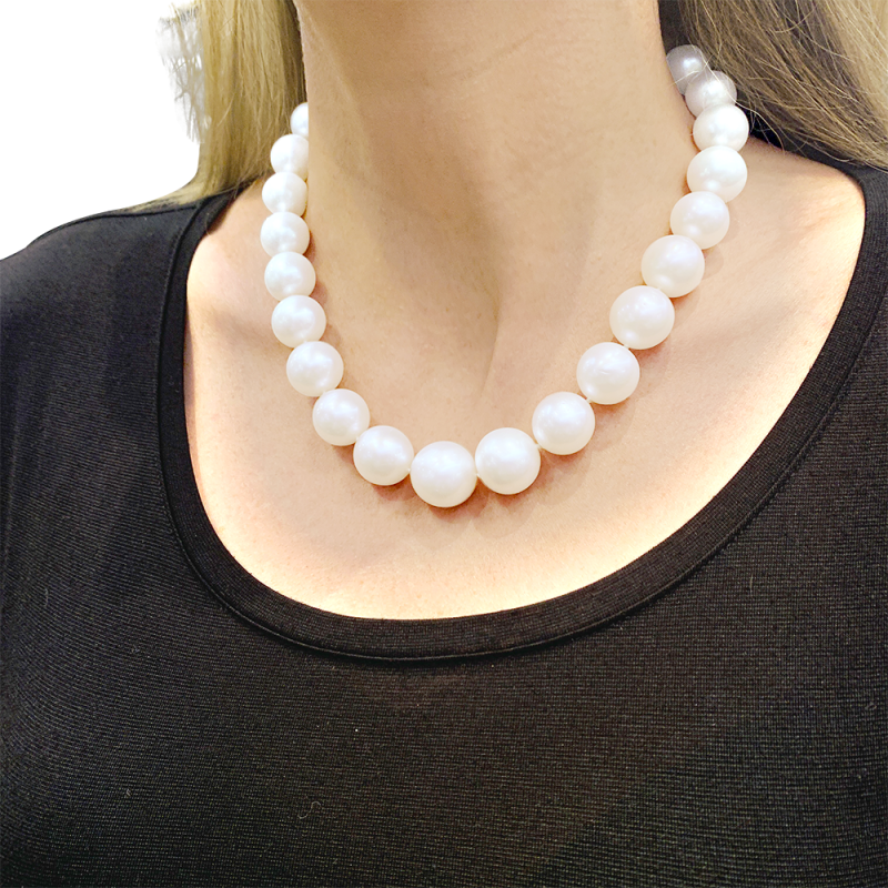 Collier de perles, or blanc et diamants.