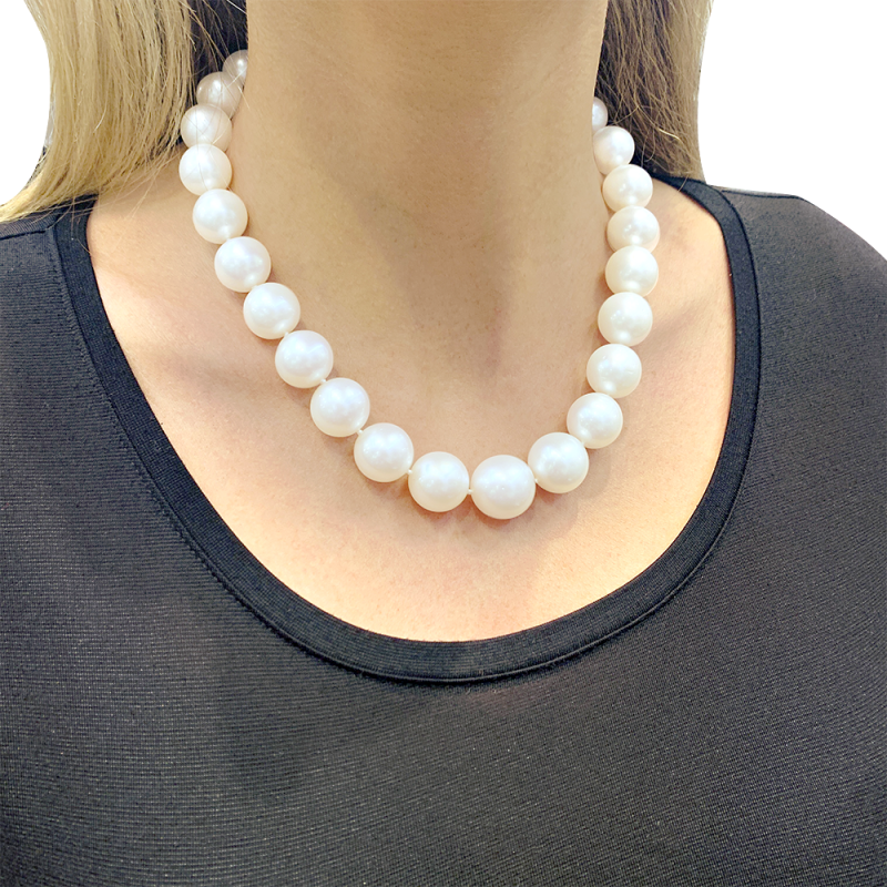 Collier de perles, or blanc et diamants.