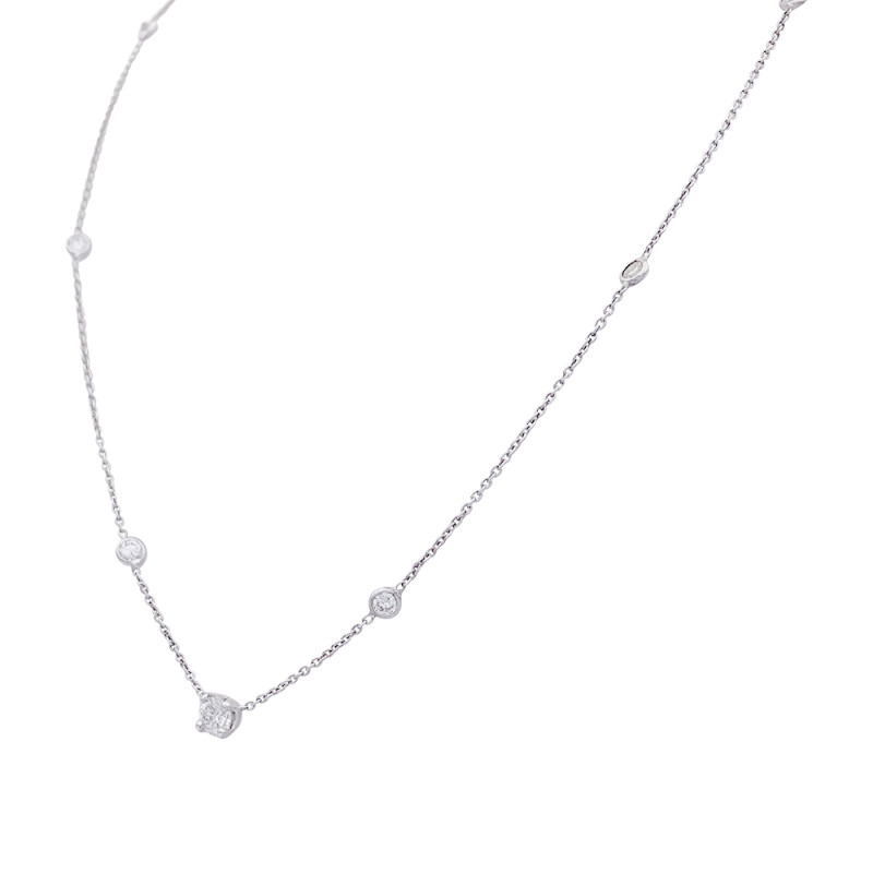 Collier or blanc et diamants.