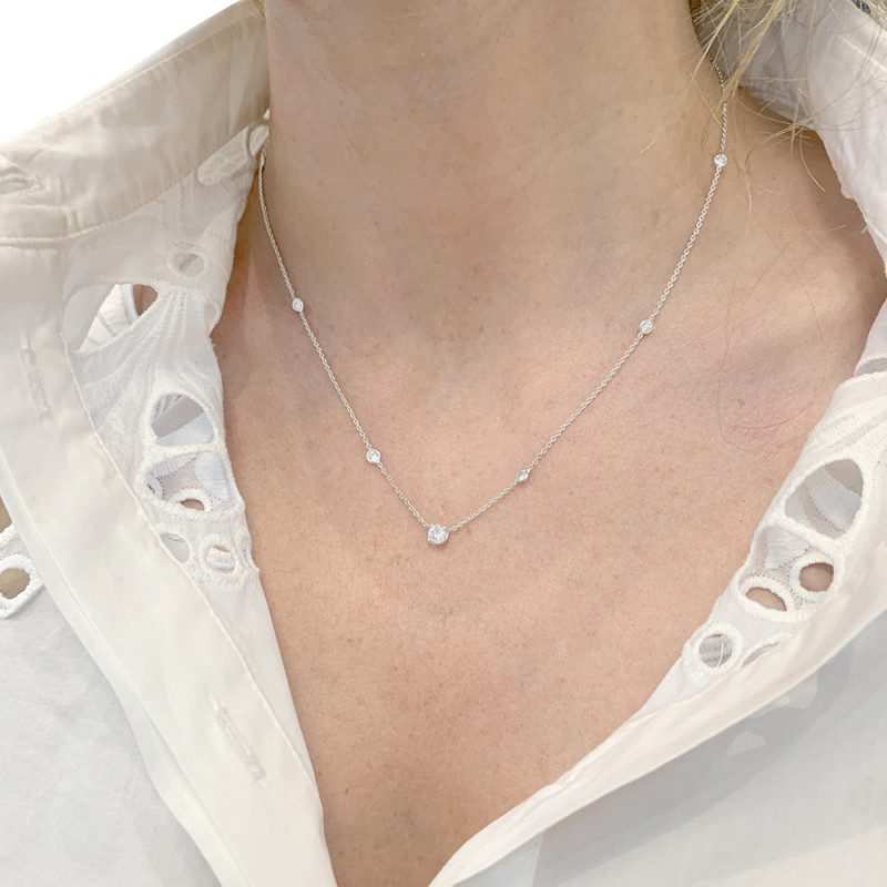 Collier or blanc et diamants.