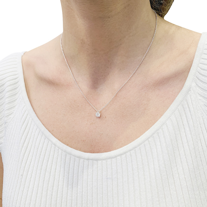 Collier solitaire diamant.