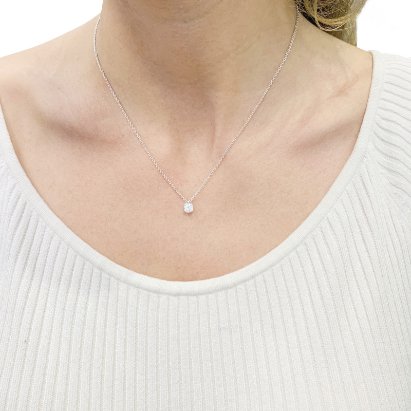 Collier solitaire diamant.