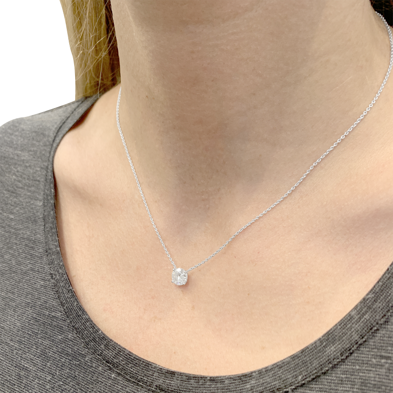 Collier solitaire diamant.