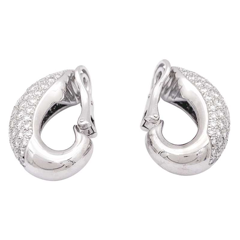 Boucles d'oreilles Chaumet "Hommage à Venise" or blanc, diamants.