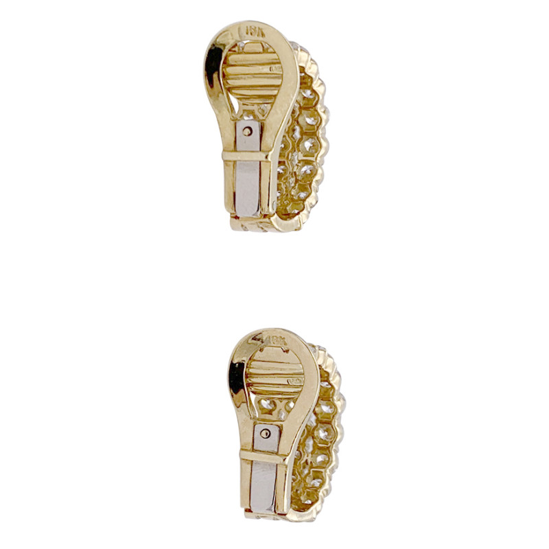 Clips d'oreilles or jaune, diamants.