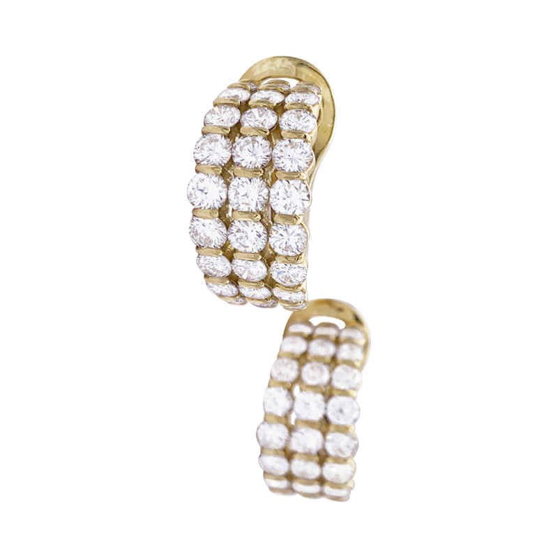 Clips d'oreilles or jaune, diamants.